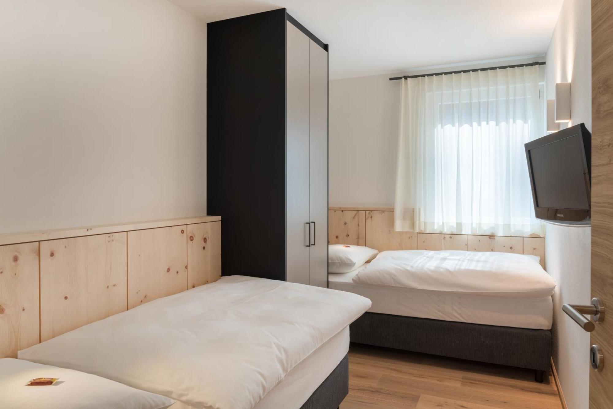 Alpenwellnesshotel St. Veit Sexten Стая снимка