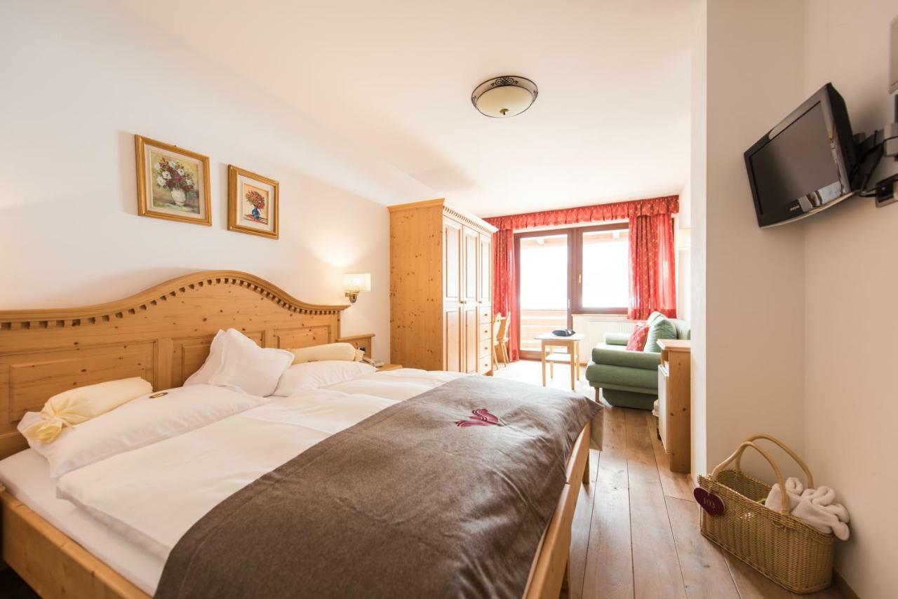 Alpenwellnesshotel St. Veit Sexten Стая снимка
